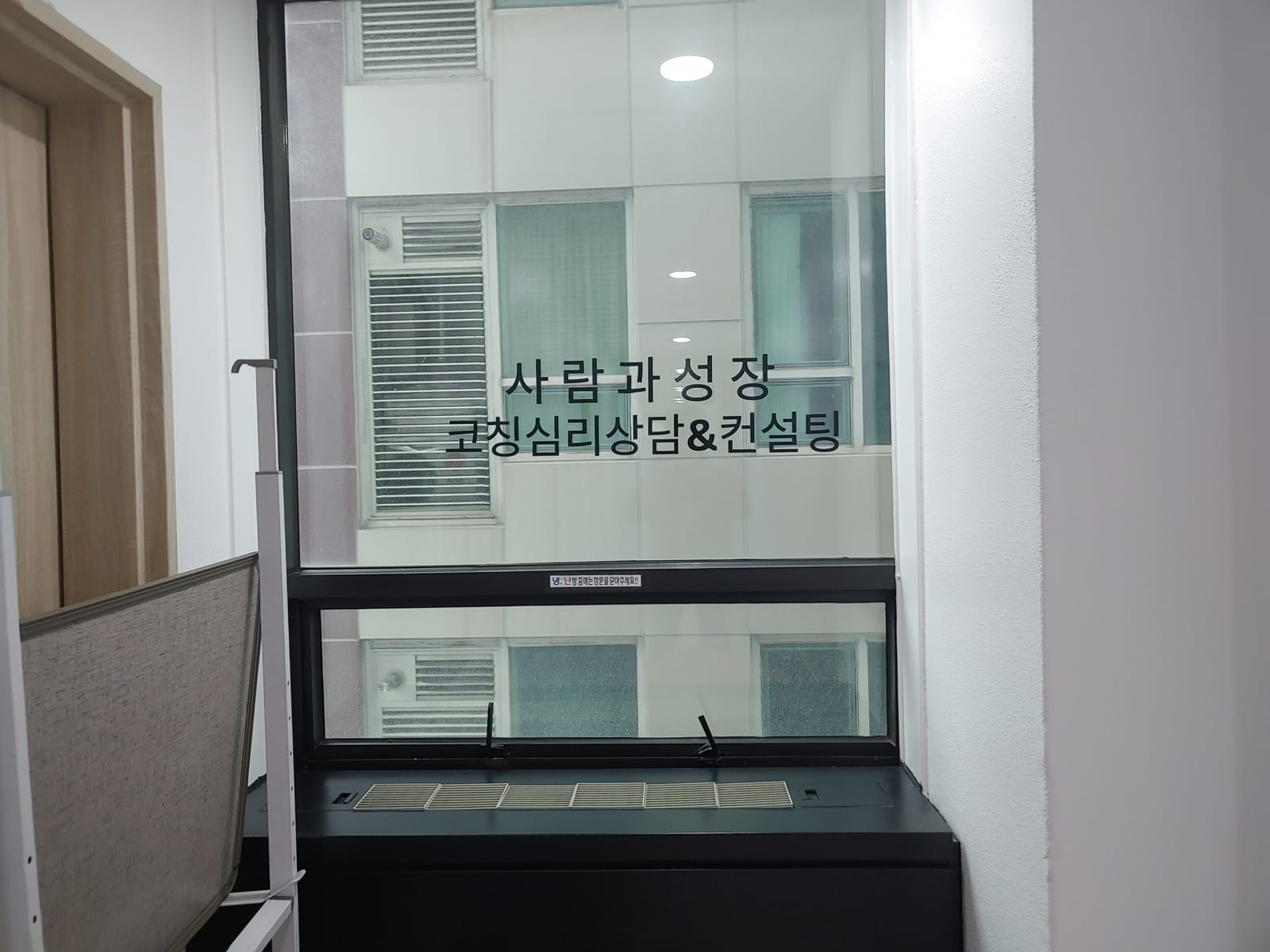싸우지도 않지만 아무 말도 나누지 않는 우리, 오랜 연애와 부부의 침묵을 깨는 법 관련 이미지